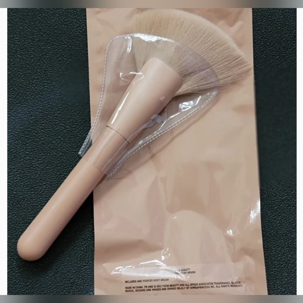 KKW POWDER BODY BRUSH